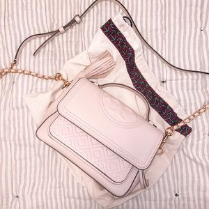 Tory Burch cross body bag. Comes with dust bag. Soft pink color. Amazing